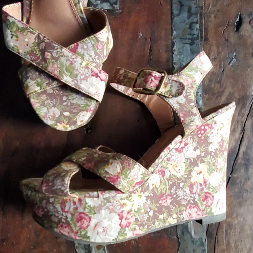 🖤FREE WITH ANY PURCHASE 🖤Sandals wedges